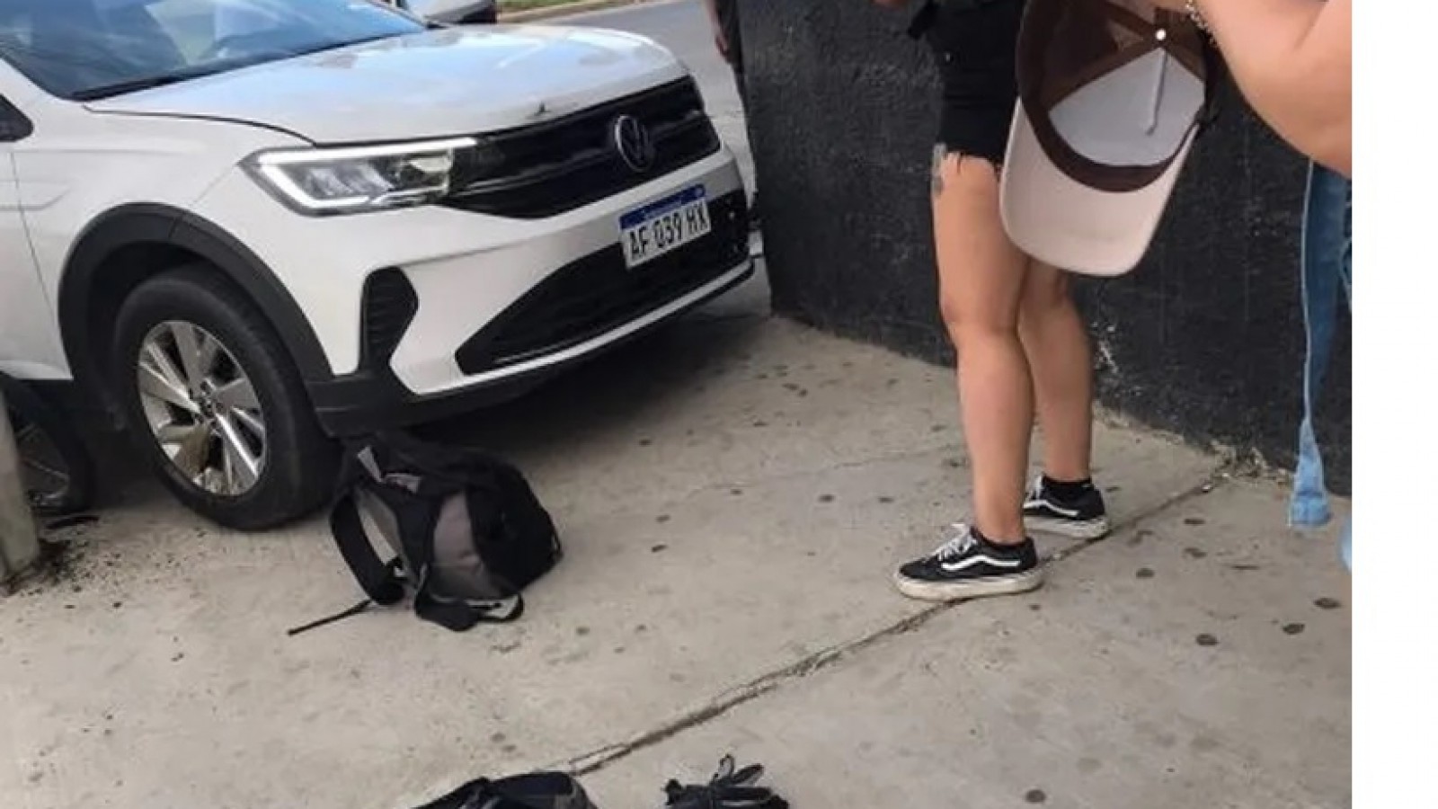 Pudo ser una tragedia: manejaba borracho, se subió a la vereda y casi embiste a varias personas